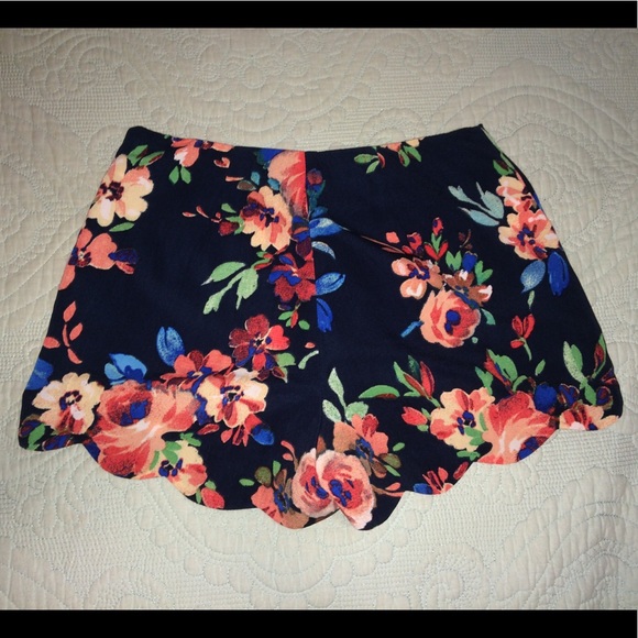 Floral Scalloped Shorts - Picture 2 of 4